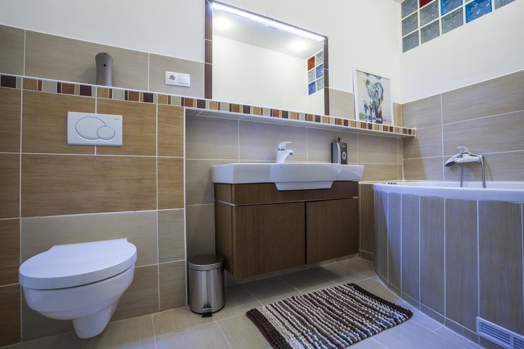 Luxury Air-Conditioned Rooms In Old Town Bratislava Exterior photo