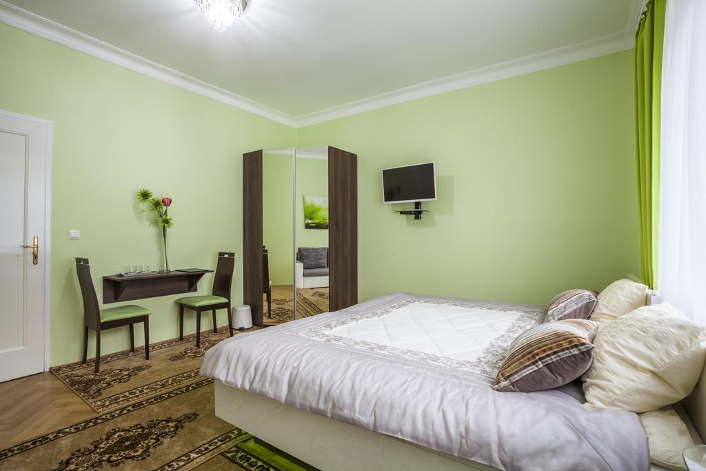 Luxury Air-Conditioned Rooms In Old Town Bratislava Exterior photo